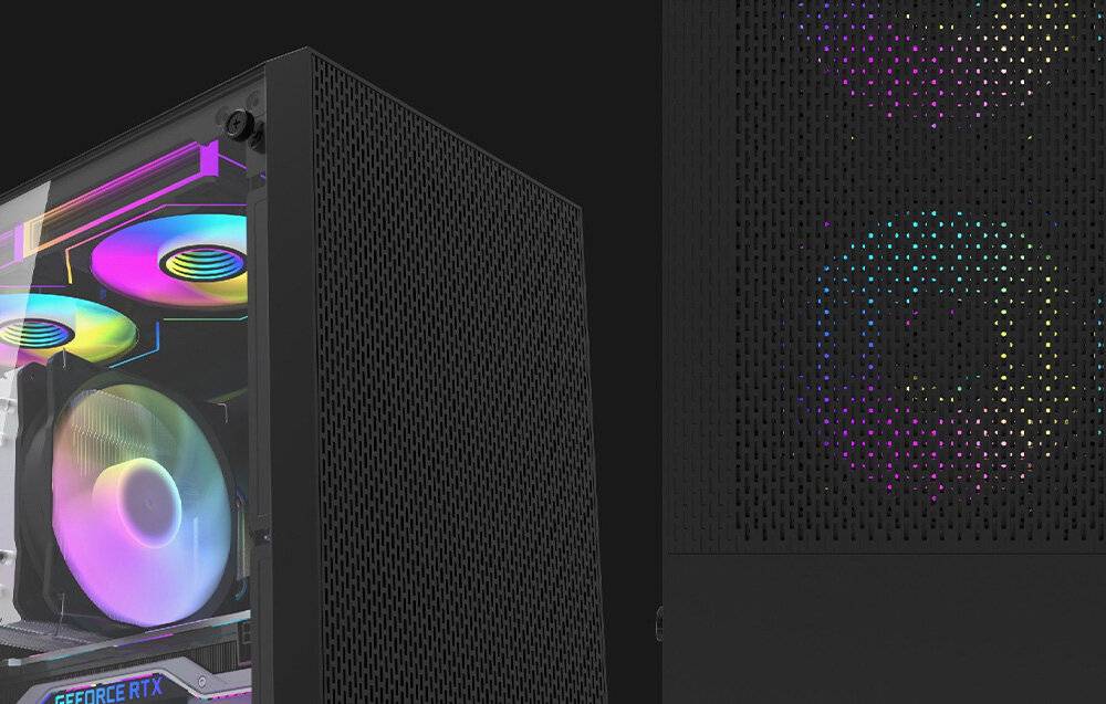 Zwei schwarze Computergehäuse mit regenbogenfarbener LED-Beleuchtung, die durch ein Netzgewebe an der Front- und Seitenwand sichtbar ist, vor einem dunklen Hintergrund.