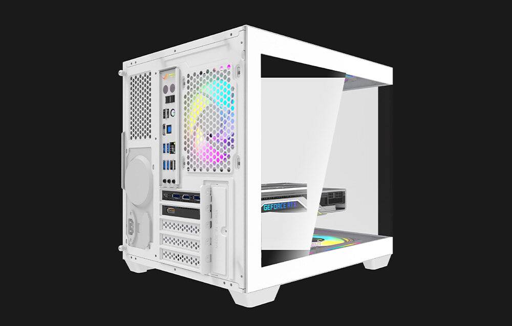 Ein kompaktes weißes Computergehäuse mit transparenten Seitenwänden, das einen LED-beleuchteten Lüfter und Anschlüsse beherbergt und eine stilvolle und moderne Desktop-Einrichtung zur Schau stellt.