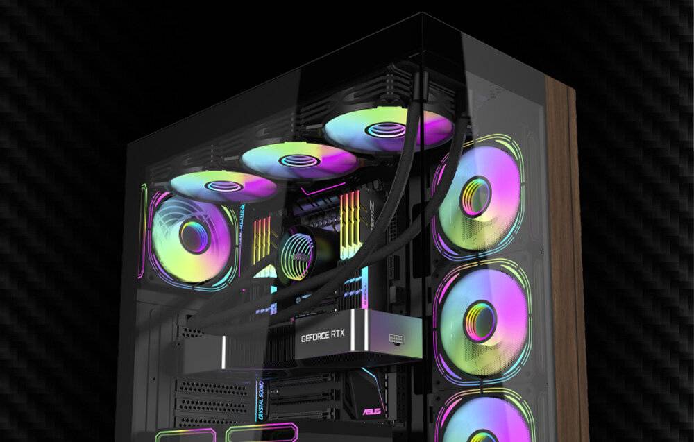 Ein transparantes Computergehäuse, das eine RGB-beleuchtete Grafikkarte mit der Bezeichnung „GEFORCE RTX