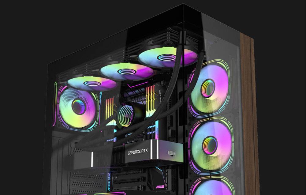 Ein Computer-Gehäuse mit transparentem Seitenpanel zeigt bunte LED-Lüfter und eine GeForce RTX-Grafikkarte und präsentiert moderne Gaming-Hardware.