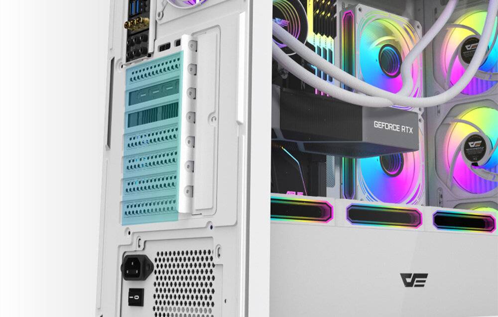 Ein weißes Computergehäuse mit farbenfroher LED-Beleuchtung und sichtbaren internen Komponenten, einschließlich einer Grafikkarte und Kühlungsventilatoren.