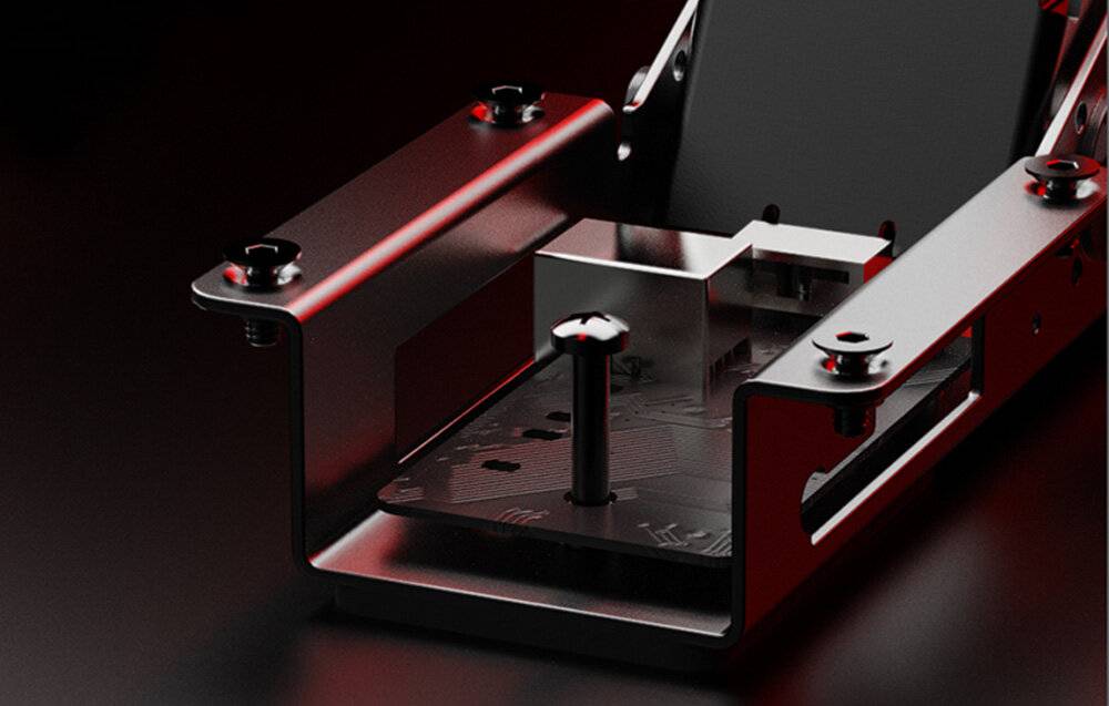 Eine schwarze und rote Metallhalterung mit Schrauben, die einen montierten Prozessor auf einer reflektierenden Oberfläche hält und sein futuristisches Design hervorhebt.