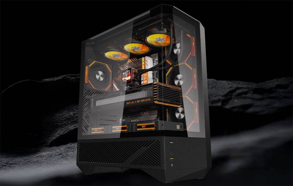 Ein schlanker, schwarzer Gaming-PC mit leuchtenden orangefarbenen Kühlventilatoren und einem transparenten Seitenpanel, das die internen Komponenten zur Schau stellt.