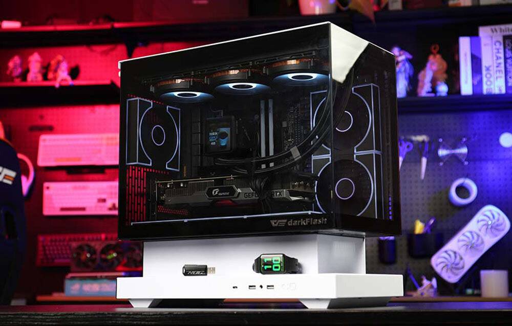 Maßgeschneiderter Gaming-PC mit RGB-Beleuchtung in einem transparenten Gehäuse, das interne Komponenten wie eine Grafikkarte und Kühlventilatoren zur Schau stellt.