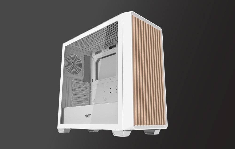 Ein weißes PC-Gehäuse mit transparenter Seitenwand und holzstrukturierter Front, das modernes minimalistisches Design vor dunklem Hintergrund präsentiert.