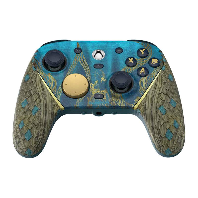 Ein Gaming-Controller mit einem Pfauenfeder-Design, mit Goldakzenten auf blauem Hintergrund und prominenter Anzeige des Xbox-Logos.