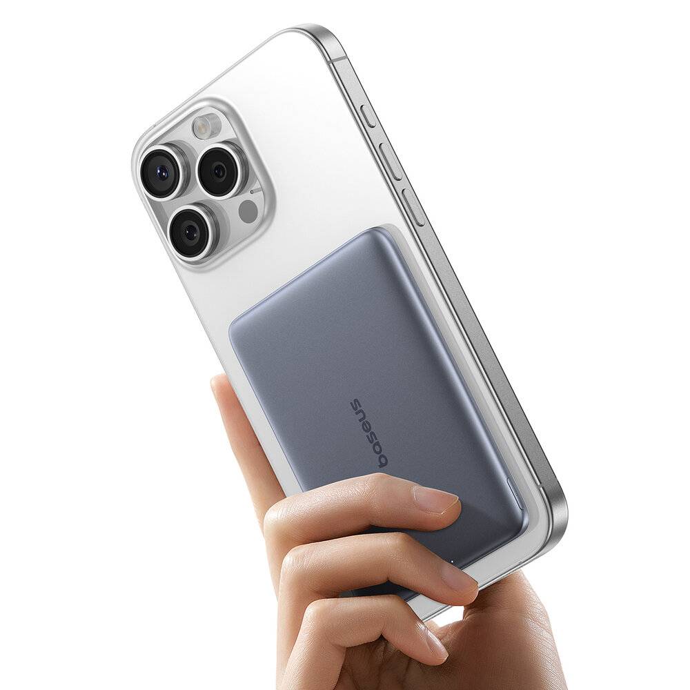 Eine Hand hält ein Smartphone mit einer magnetischen Batterie an der Rückseite. Das Telefon hat ein Dreifach-Kamera-Setup in der oberen Ecke.