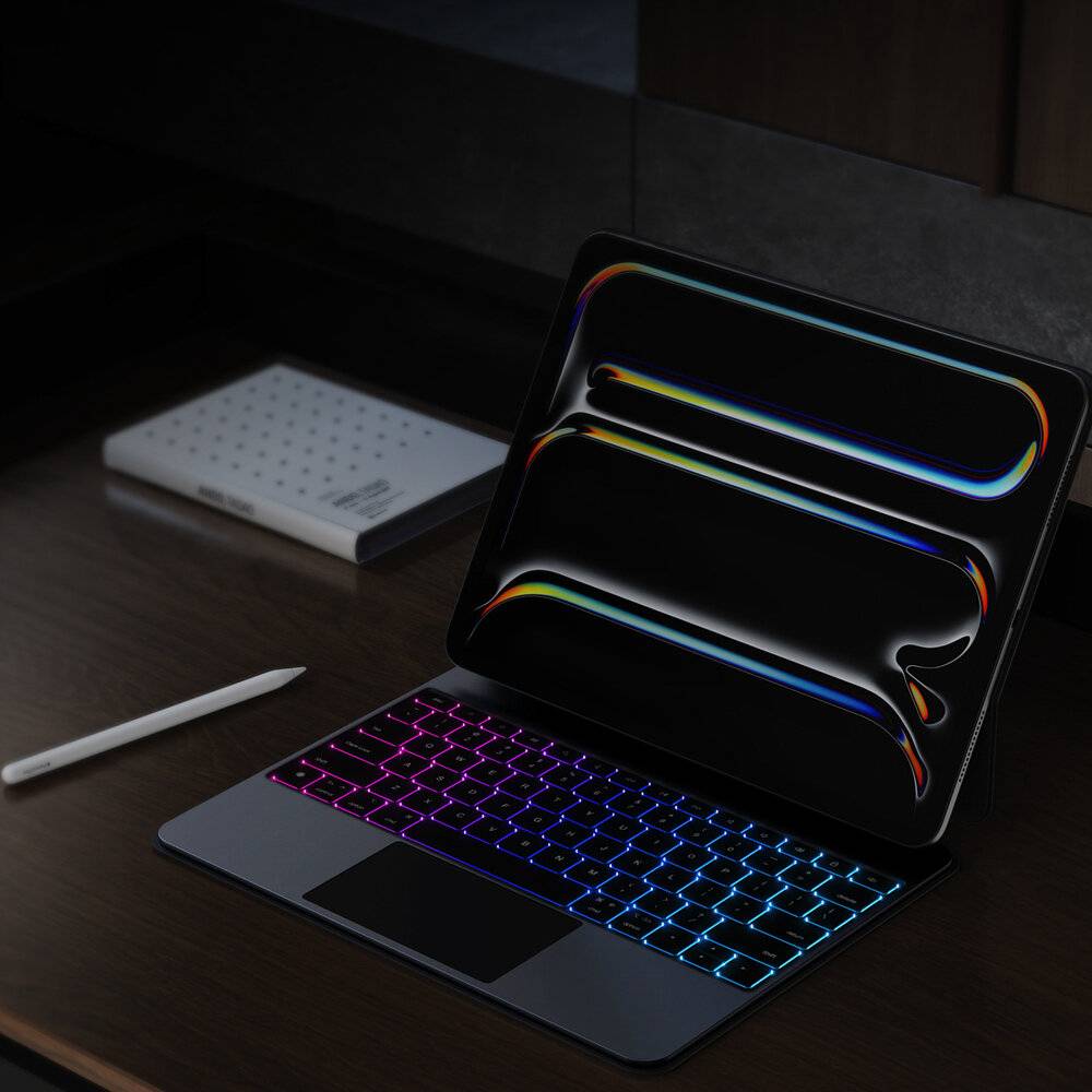 Ein Laptop mit leuchtender Regenbogen-Hintergrundbeleuchtung der Tastatur und dunklem Bildschirm auf einem Holzschreibtisch, neben einem weißen Stift, der einen futuristischen Look erzeugt.
