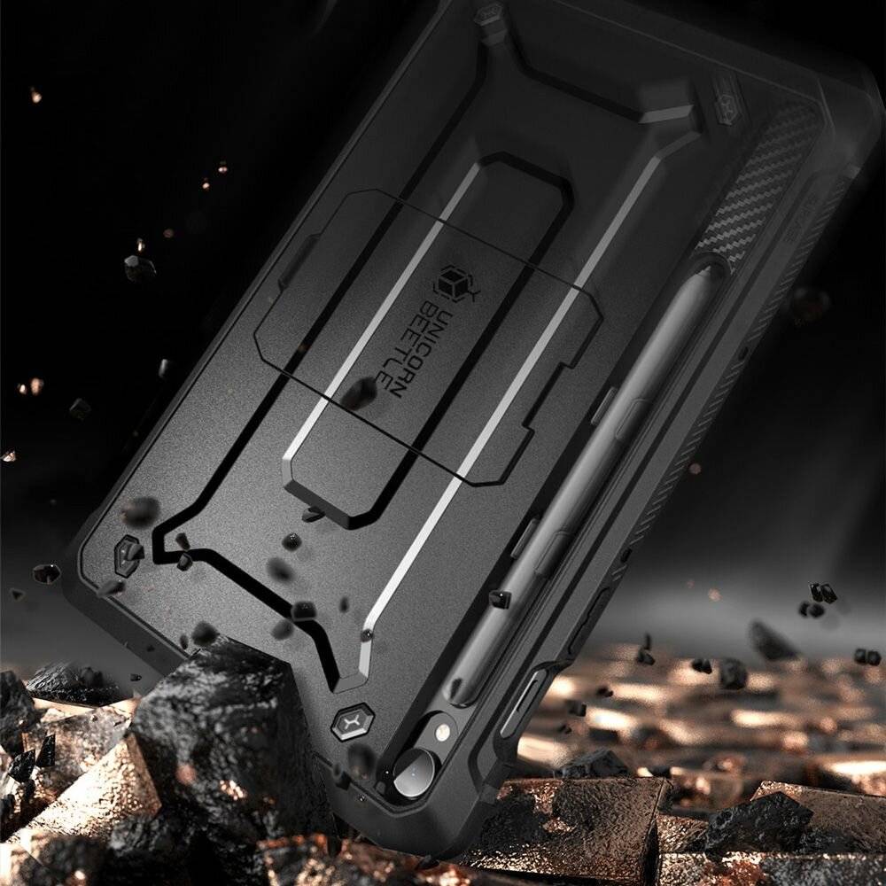 Ein robustes schwarzes Smartphone-Gehäuse wird inmitten fliegender Trümmer gezeigt, wobei seine Langlebigkeit und schützende Konstruktion hervorgehoben werden.