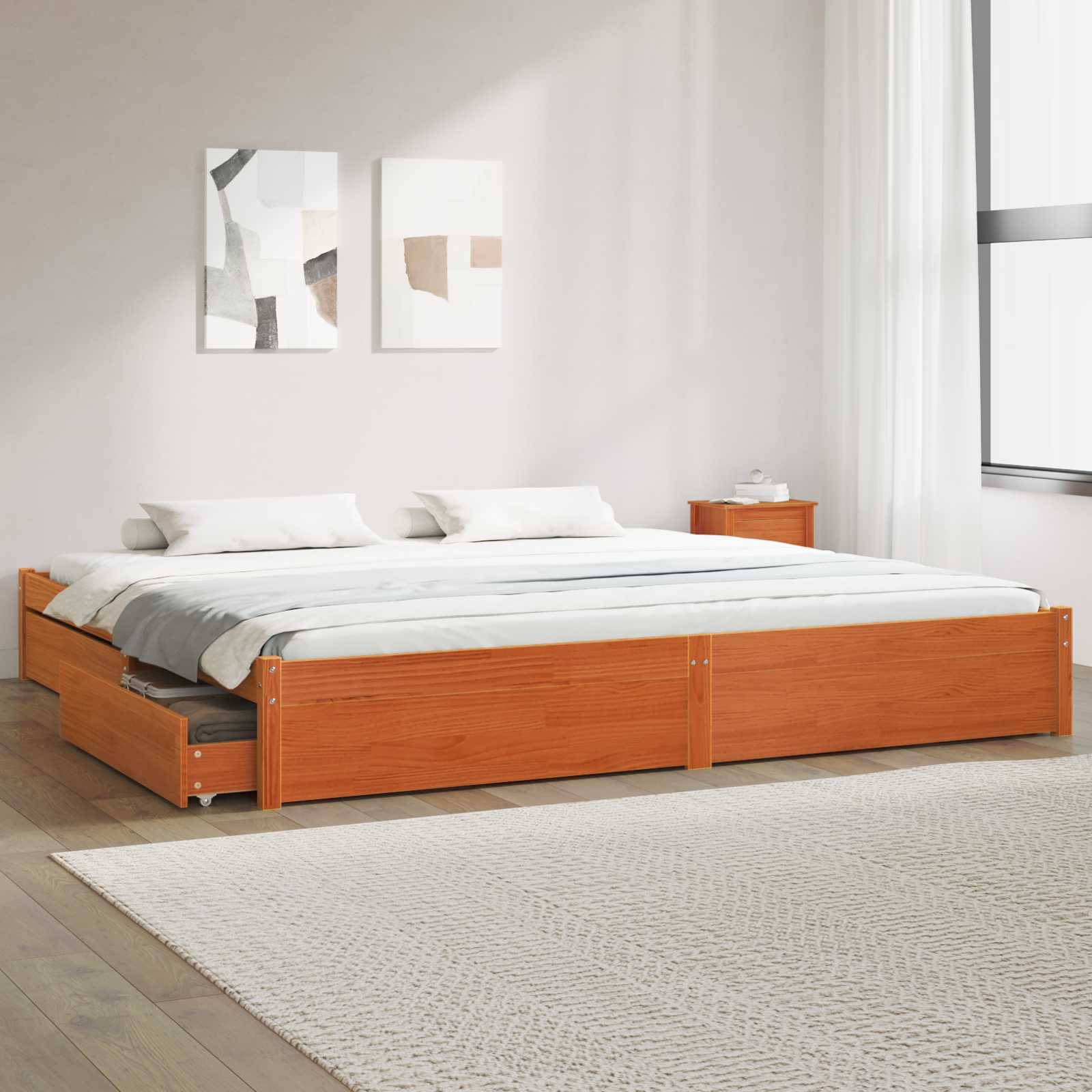 Ein minimalistisches Schlafzimmer mit einem niedrigen Holz-Plattformbett mit weißer Bettwäsche, zwei Kissen, Schubladen unter dem Bett zur Aufbewahrung und abstrakter Wandkunst.