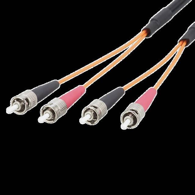 Orange Glasfaserkabel mit Metallverbindern, die für die Hochgeschwindigkeitsdatenübertragung auf weißem Hintergrund verwendet werden.