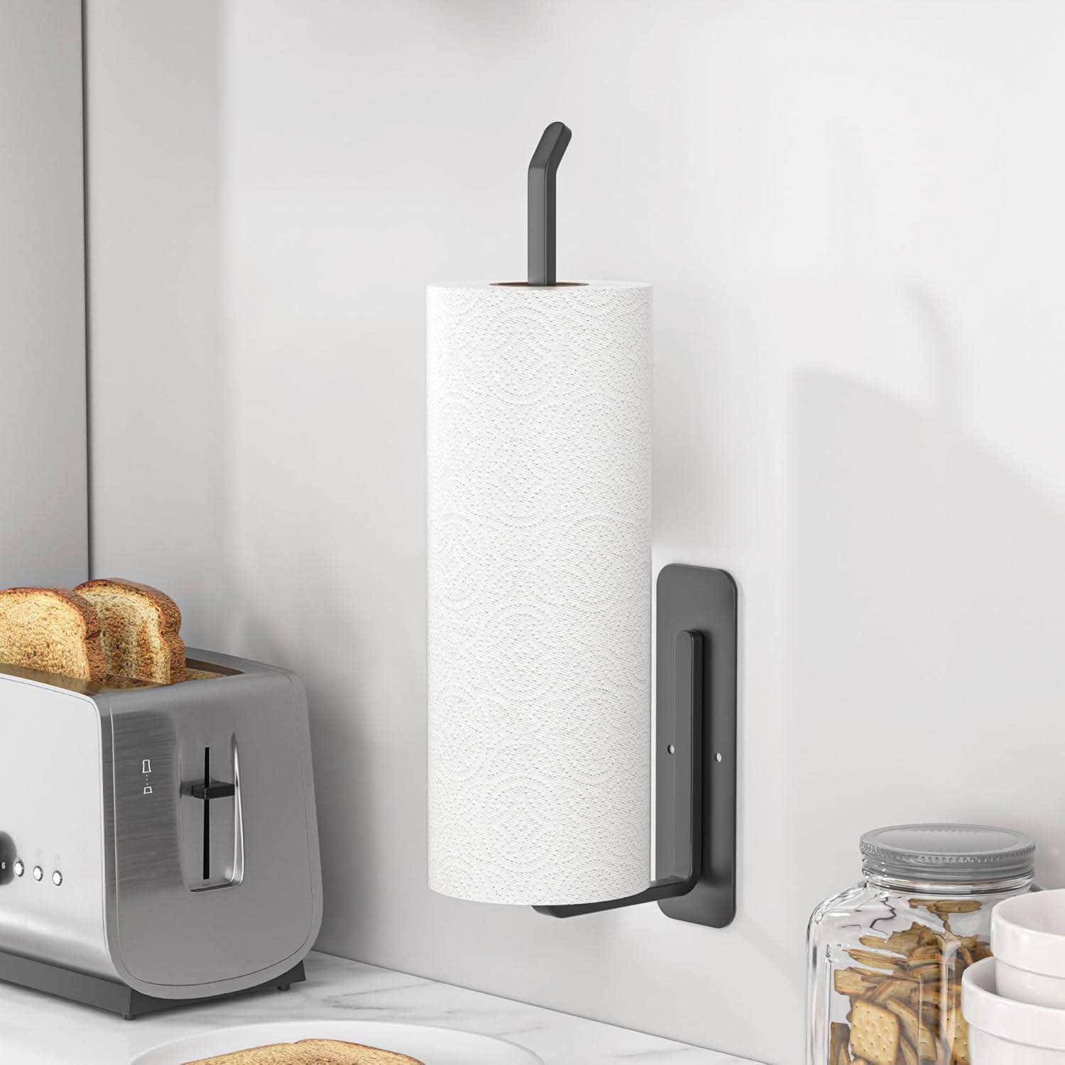 Eine moderne Küchentheke mit einem an der Wand montierten Papierhandtuchhalter, einem silbernen Toaster mit zwei Scheiben Toast und einem Glas mit Keksen.