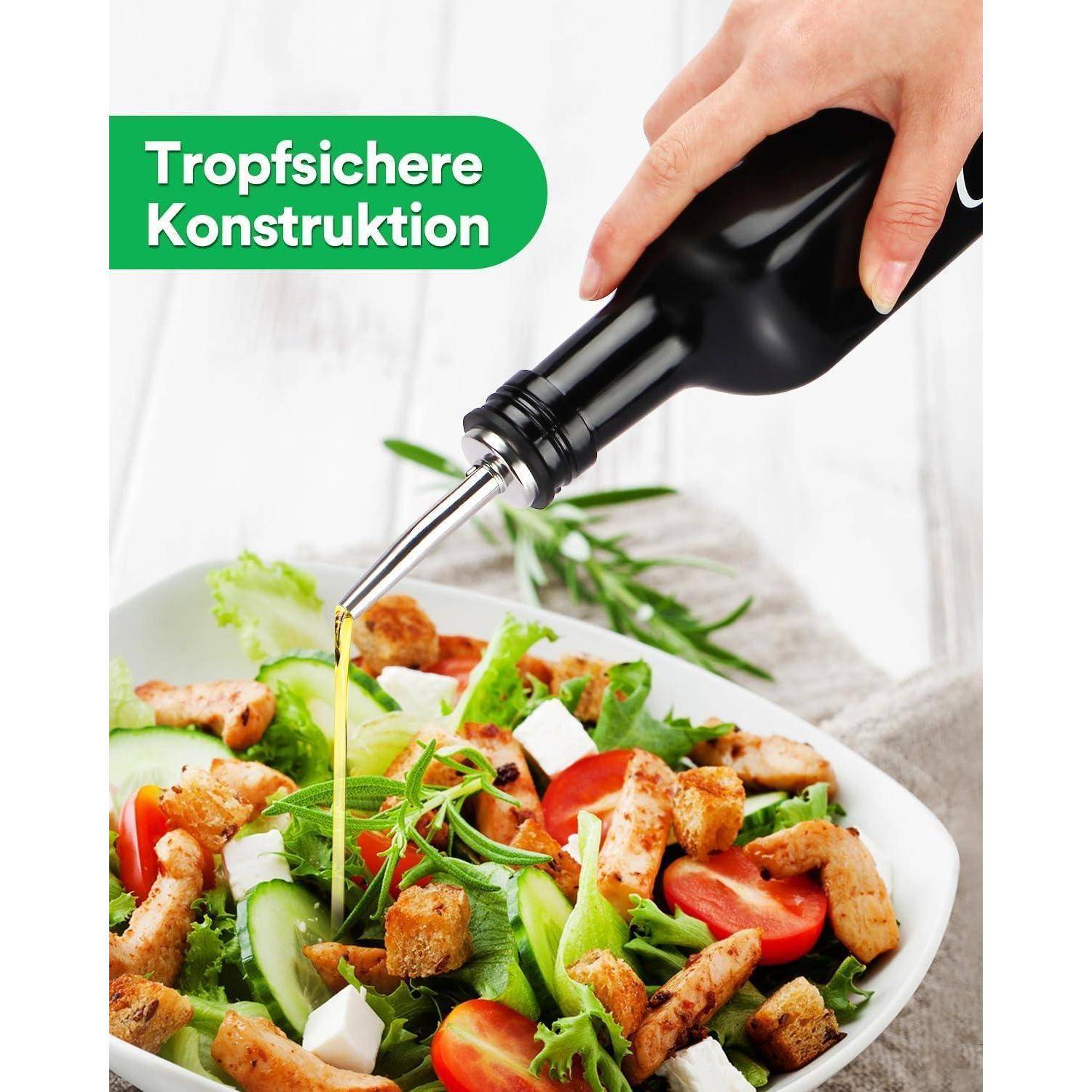 Eine Hand gießt Olivenöl aus einer Flasche mit der Aufschrift „Tropfsichere Konstruktion