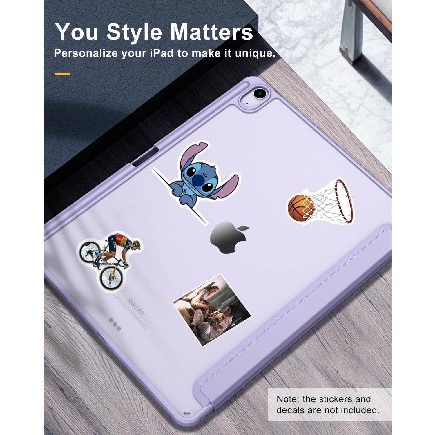 Ein lila iPad-Etui mit Aufklebern eines Zeichentrickcharakters, eines Radfahrers, eines Basketballs und eines Fotos. Text: „Dein Stil ist wichtig. Personalisiere dein iPad.
