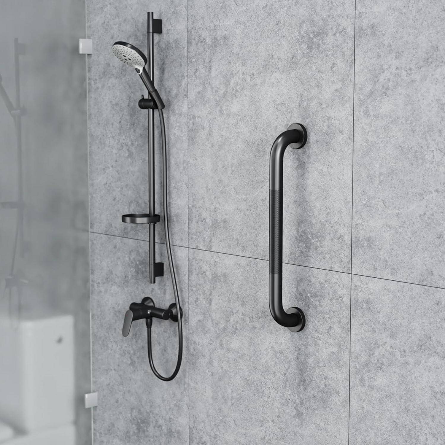 Eine moderne Dusche mit einem silbernen Handbrauseaufsatz auf einer vertikalen Schiene und einer schwarzen Haltestange, die an hellgrauen gekachelten Wänden montiert ist.