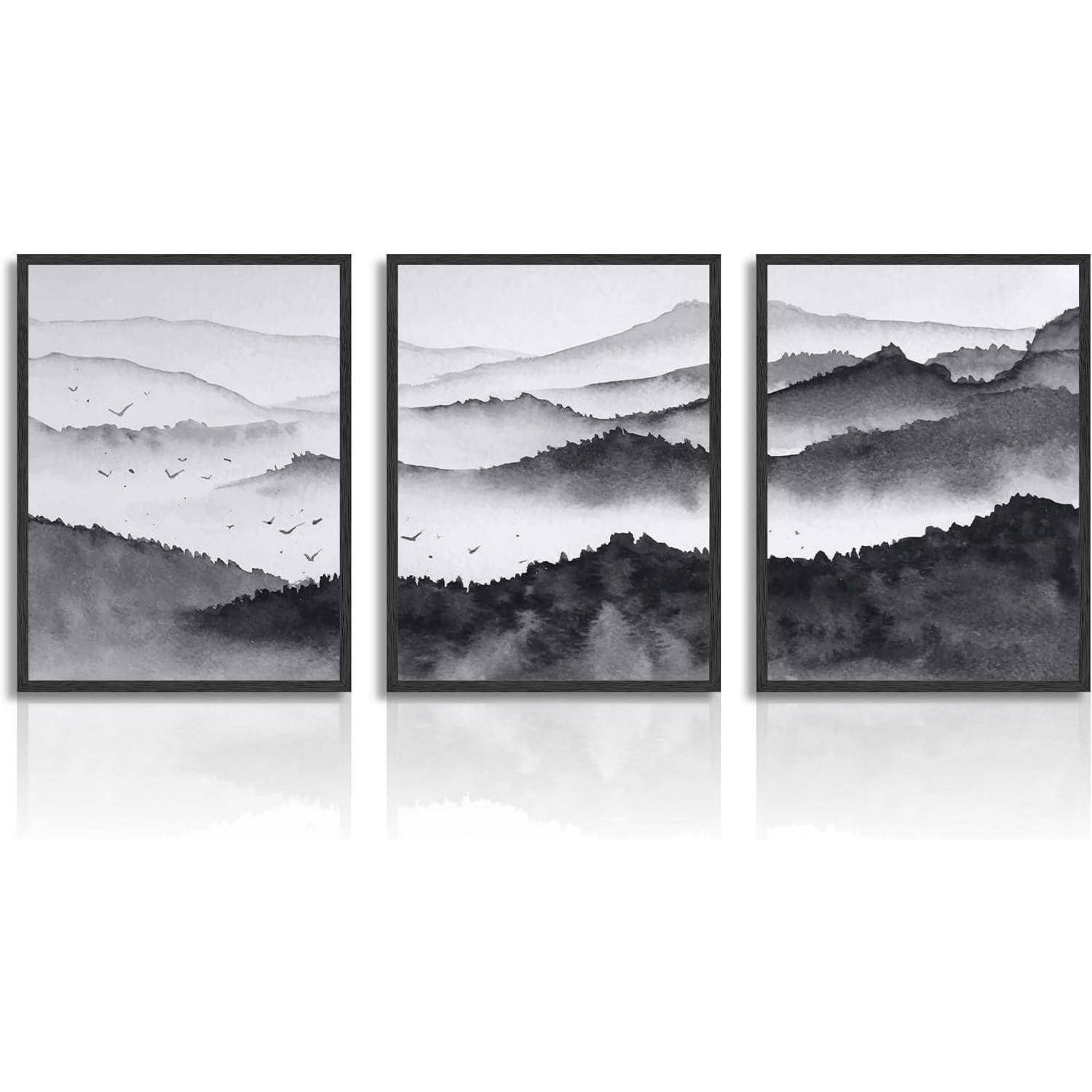 Triptychon aus schwarzweißen Berglandschaften mit Nebel und fliegenden Vögeln, das Schichten von Hügeln und Tiefenwirkung zeigt.