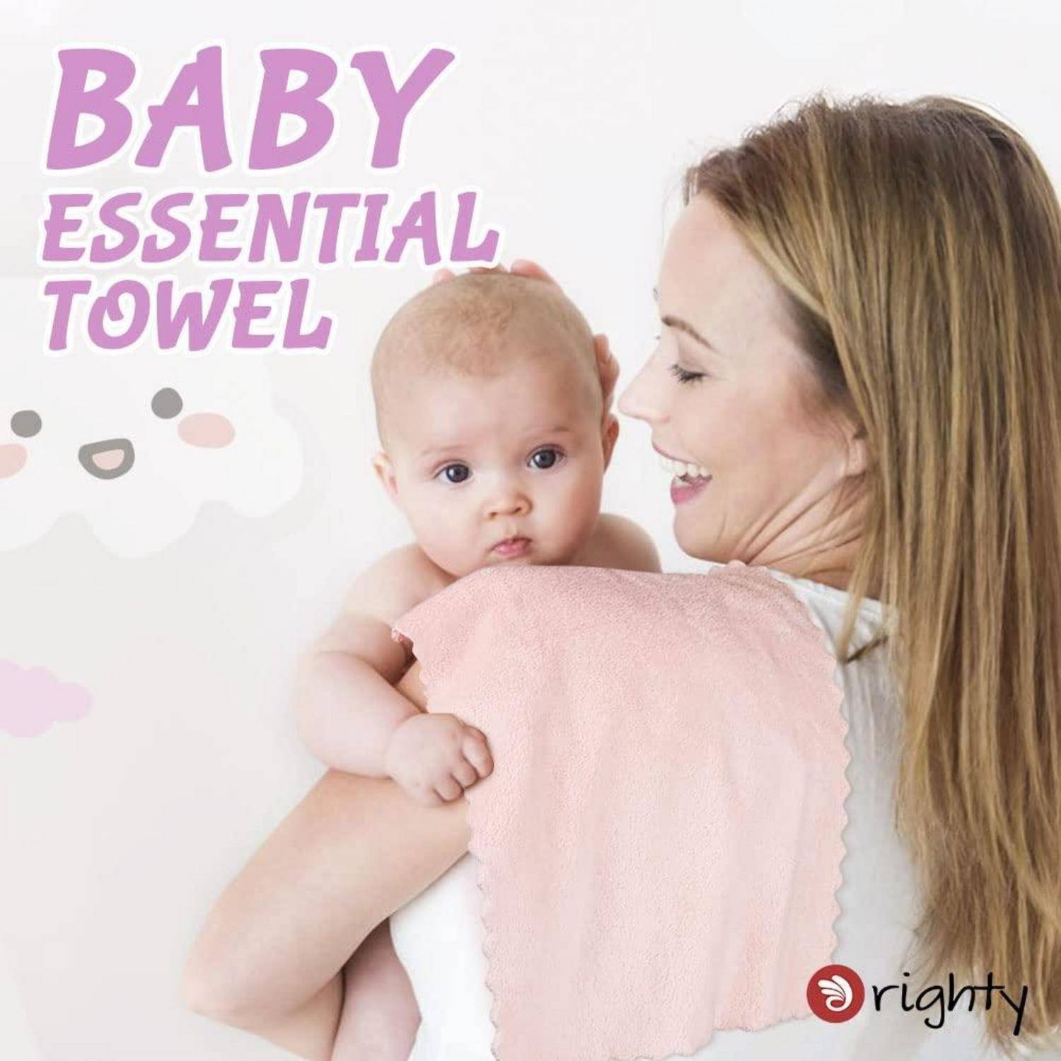 Eine Frau hält ein Baby, das in ein hellrosa Handtuch gewickelt ist. Der Text lautet „Baby Essential Towel