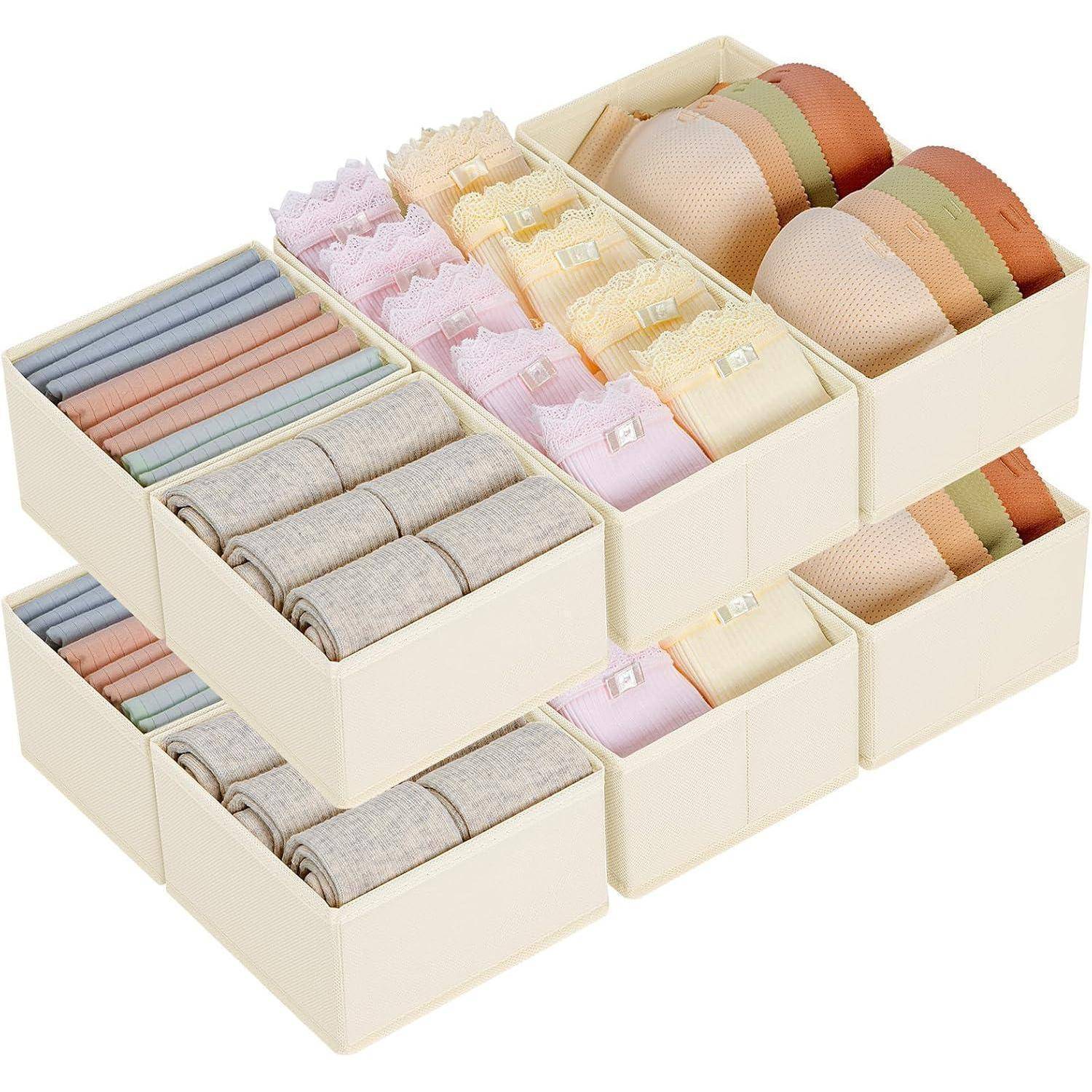 Neun beige Aufbewahrungsboxen gefüllt mit ordentlich organisierten Kleidungsstücken, einschließlich Socken, Unterwäsche und Büstenhaltern in verschiedenen Farben.