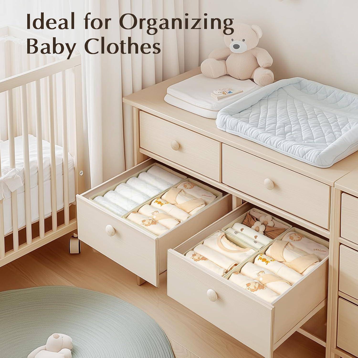 Ein ordentlich organisiertes Babyzimmer mit einer Holzkommode, die gefaltete Babykleidung in offenen Schubladen zeigt. Der Text lautet „Ideal zum Organisieren von Babykleidung