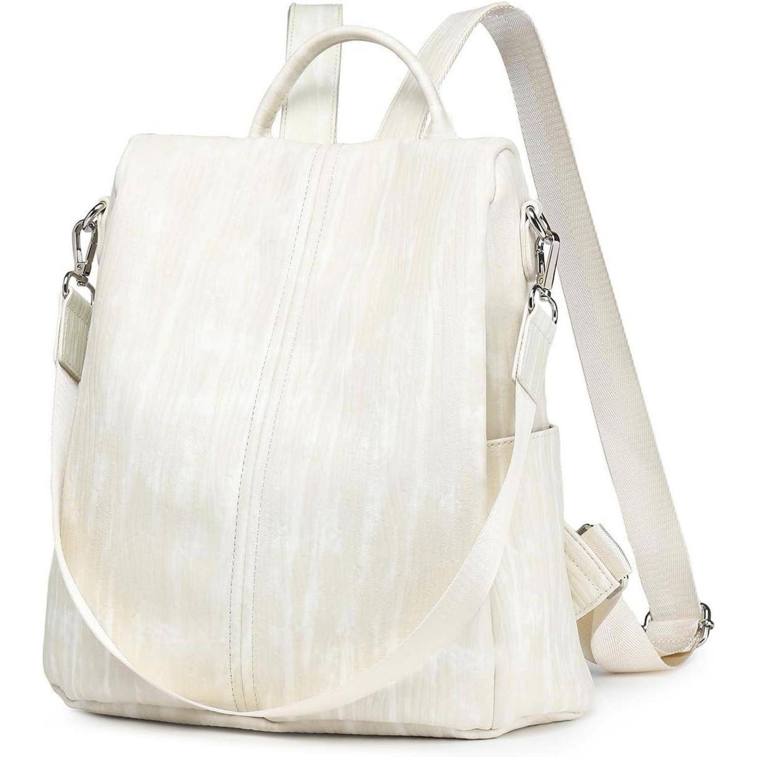 Ein stilvoller weißer Rucksack mit schlankem Design, ausgestattet mit verstellbaren Trägern und metallischen Verschlüssen, geeignet für legere oder formale Verwendung.