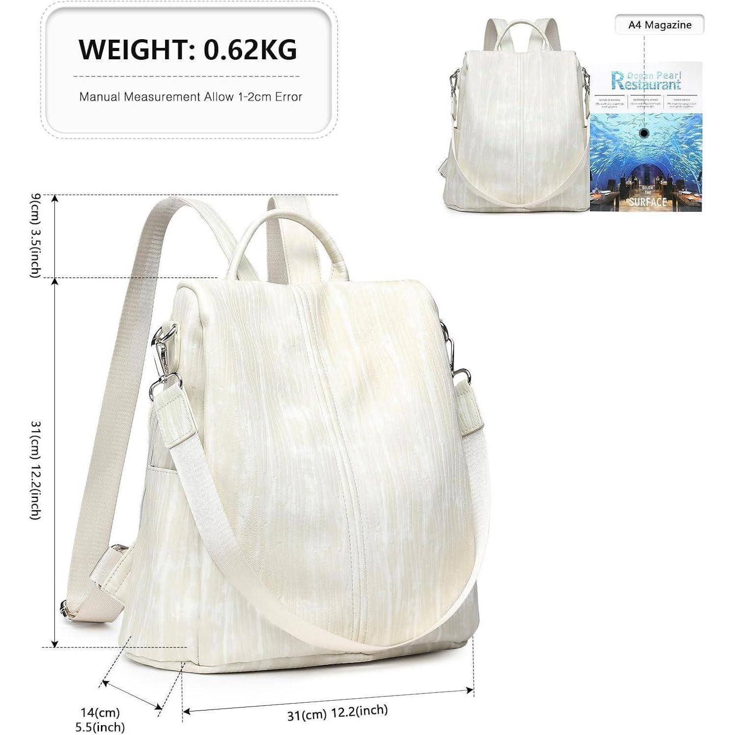 Rucksack mit einem Gewicht von 0,62 kg und den Abmessungen 31 cm x 31 cm x 14 cm, mit verstellbaren Trägern und einem leichten, strukturierten Design; Anzeigenmagazin im Hintergrund.