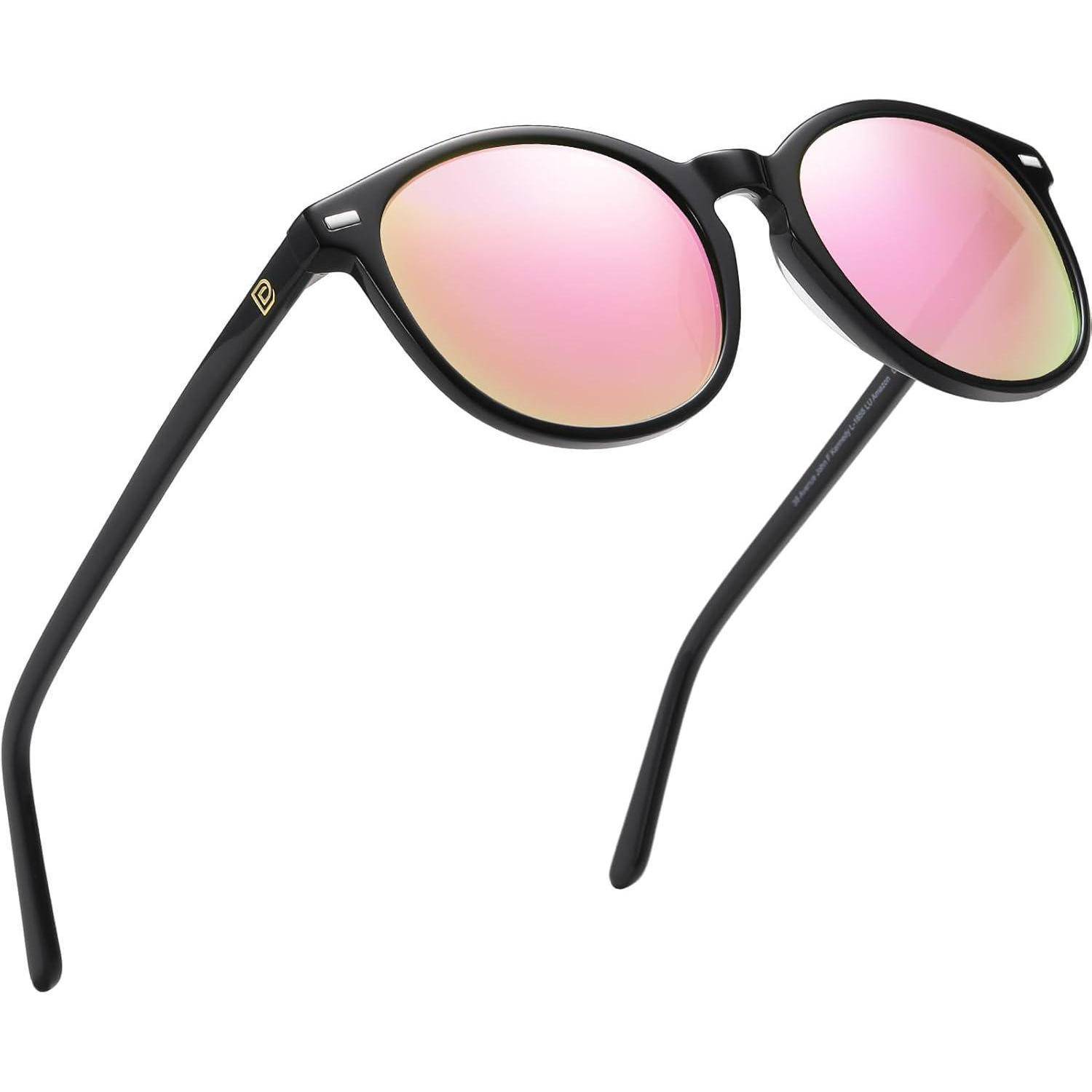 Schwarze Sonnenbrillen mit runden, rosa getönten Gläsern auf weißem Hintergrund.