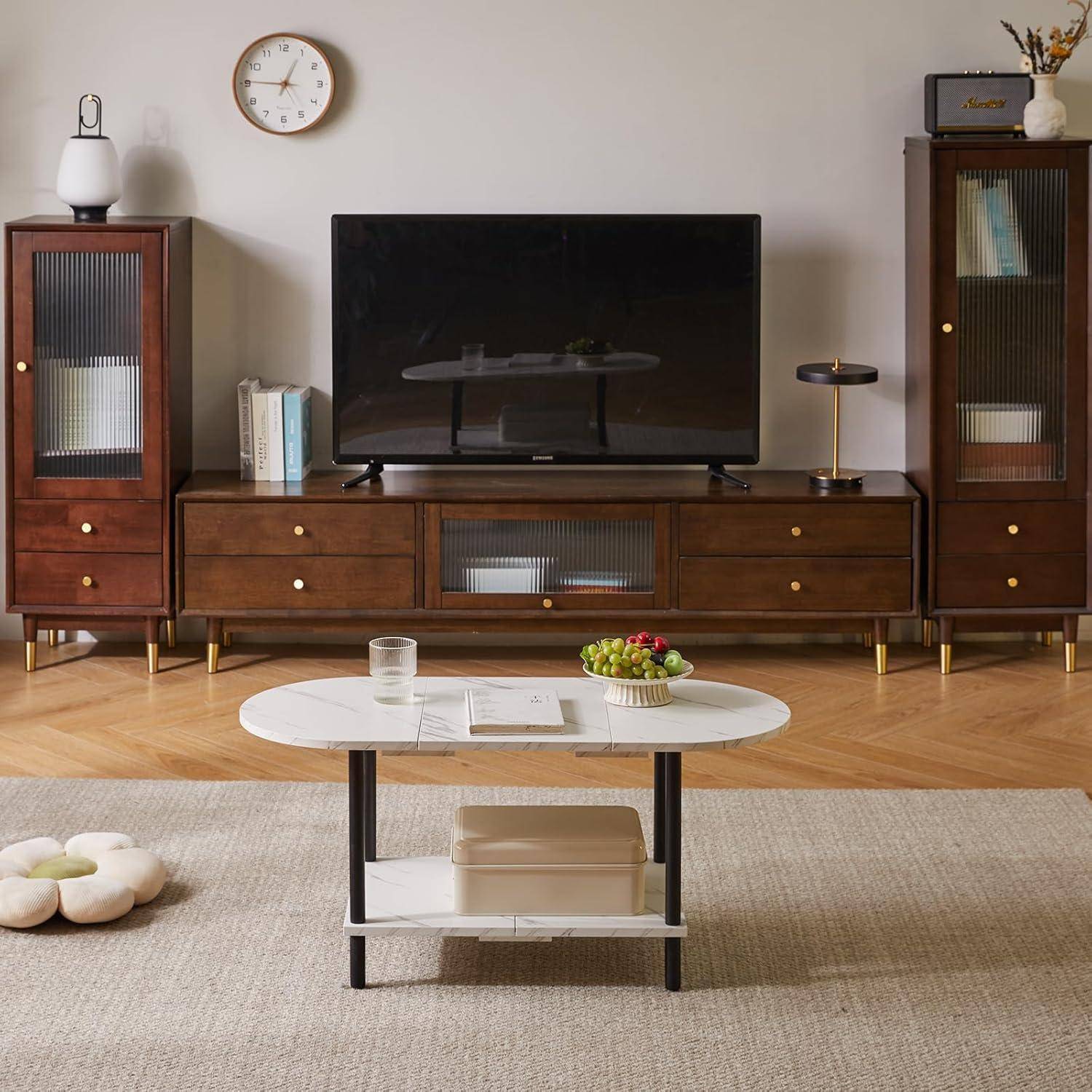Wohnzimmer mit einem Fernseher auf einer Holzkonsole, flankiert von zwei passenden Schränken. Ein moderner Couchtisch und Dekorationsgegenstände vervollständigen die Einrichtung.