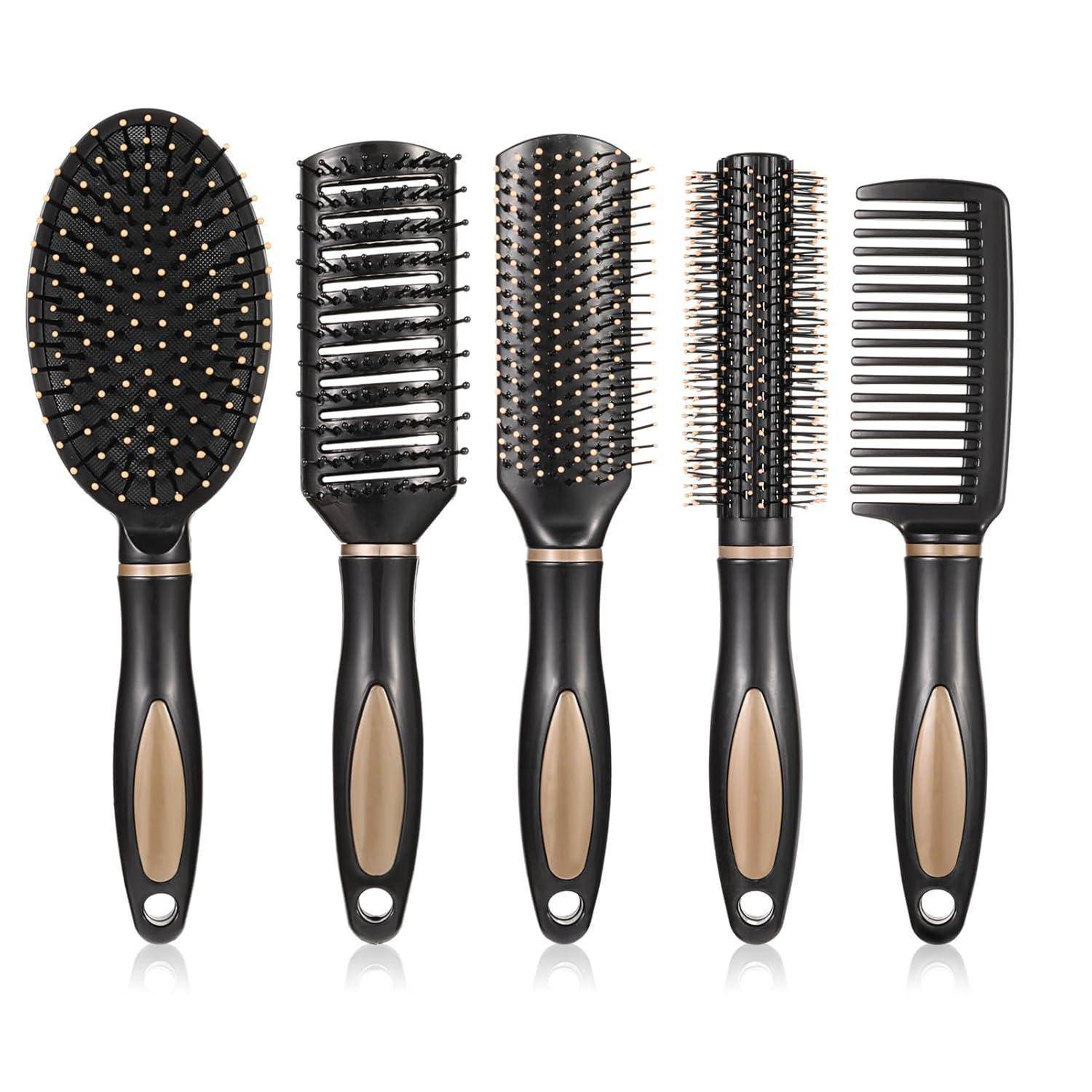 Fünf schwarze und goldene Haarstyling-Tools, bestehend aus einer Paddelbürste, einer Lüftungsbürste, einer runden Bürste, einer Stylingbürste und einem Kamm mit breiten Zähnen.
