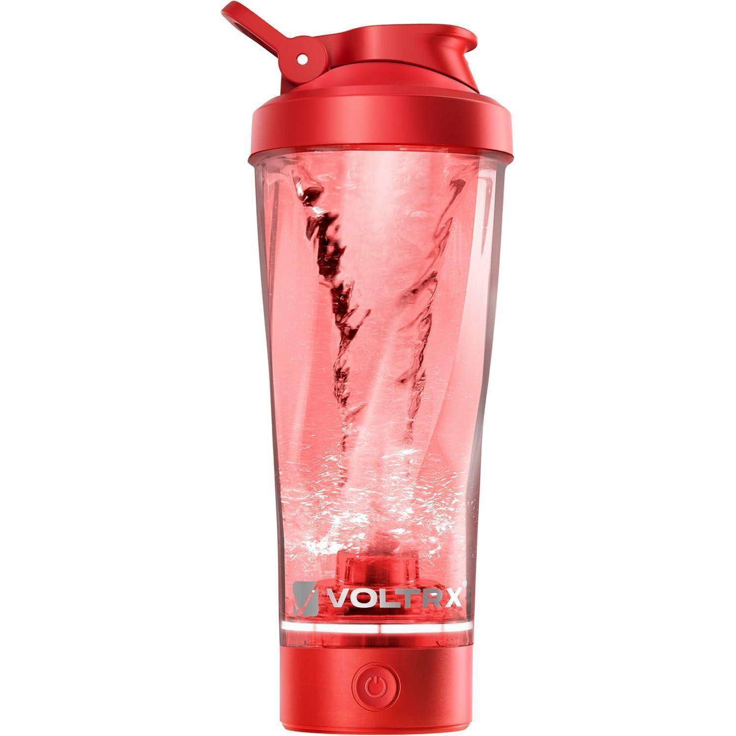 Eine rote, transparente VOLTRX Blender-Flasche mit einer wirbelnden Flüssigkeit im Inneren, was aktives Mischen anzeigt.
