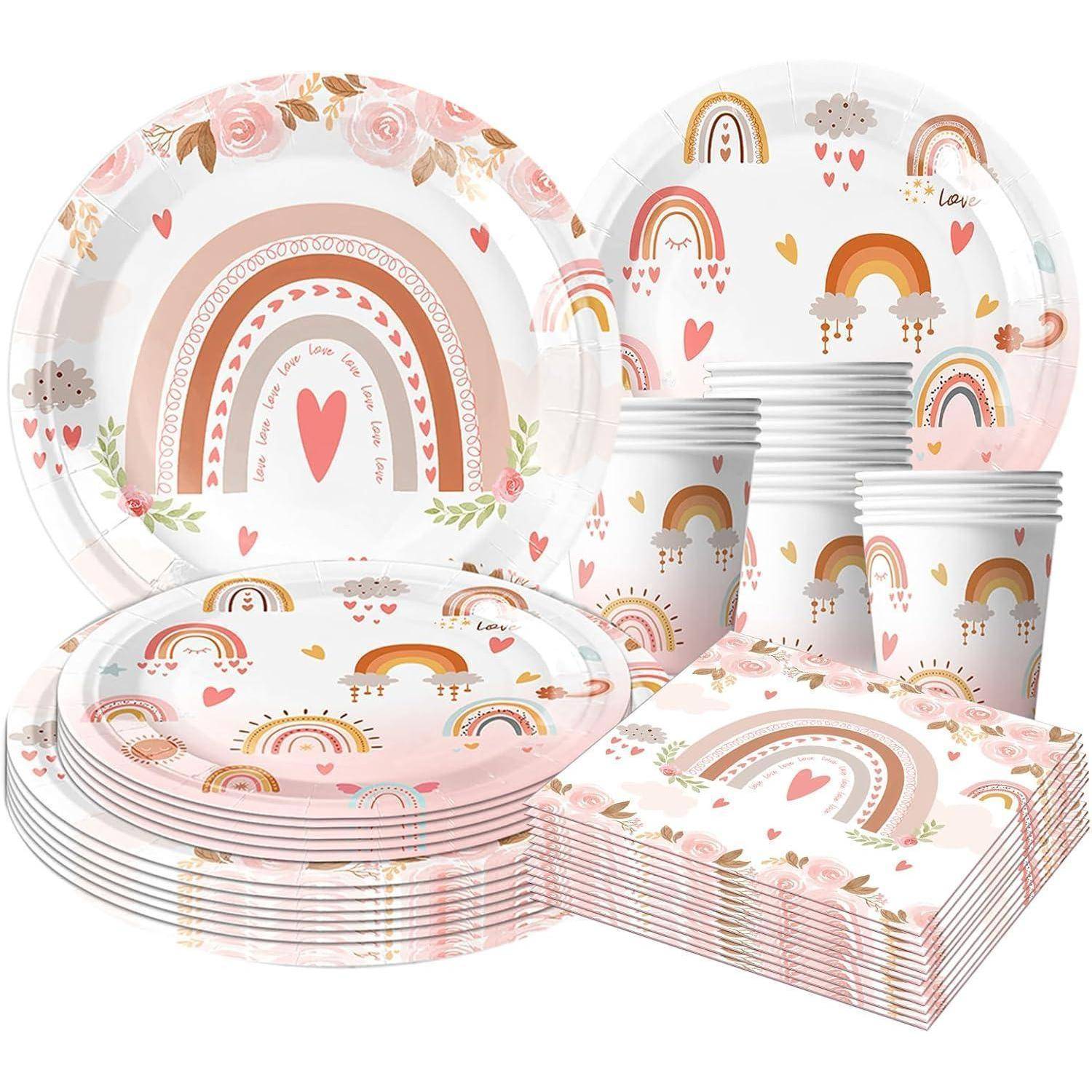 Ein Set aus Partyzubehör mit Regenbogen- und Herzdesign in Rosa- und Goldtönen, einschließlich Tellern, Bechern und Servietten.