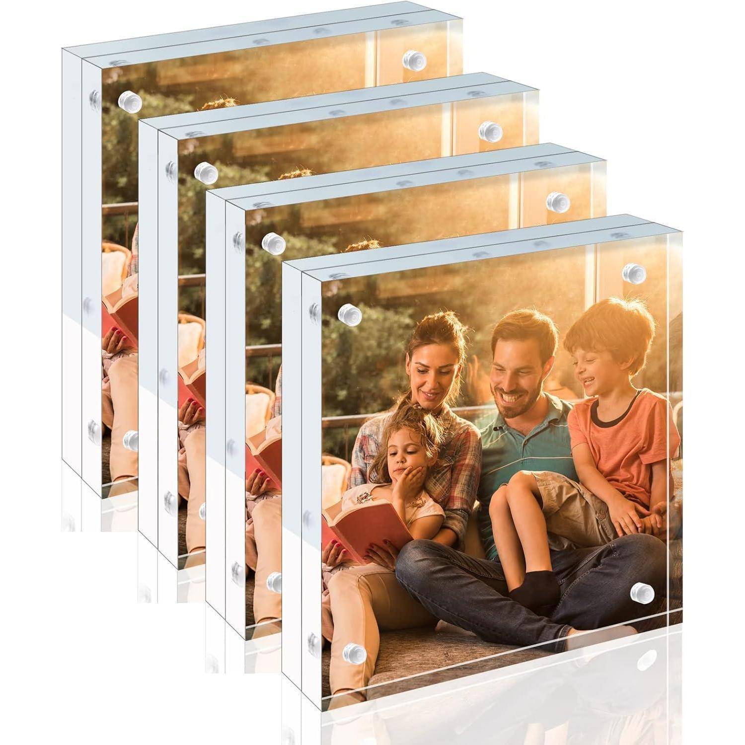 Eine vierköpfige Familie sitzt zusammen, lächelnd und lesend auf dem Sofa. Sonnenlicht fällt durch ein Fenster und schafft eine warme und gemütliche Atmosphäre.