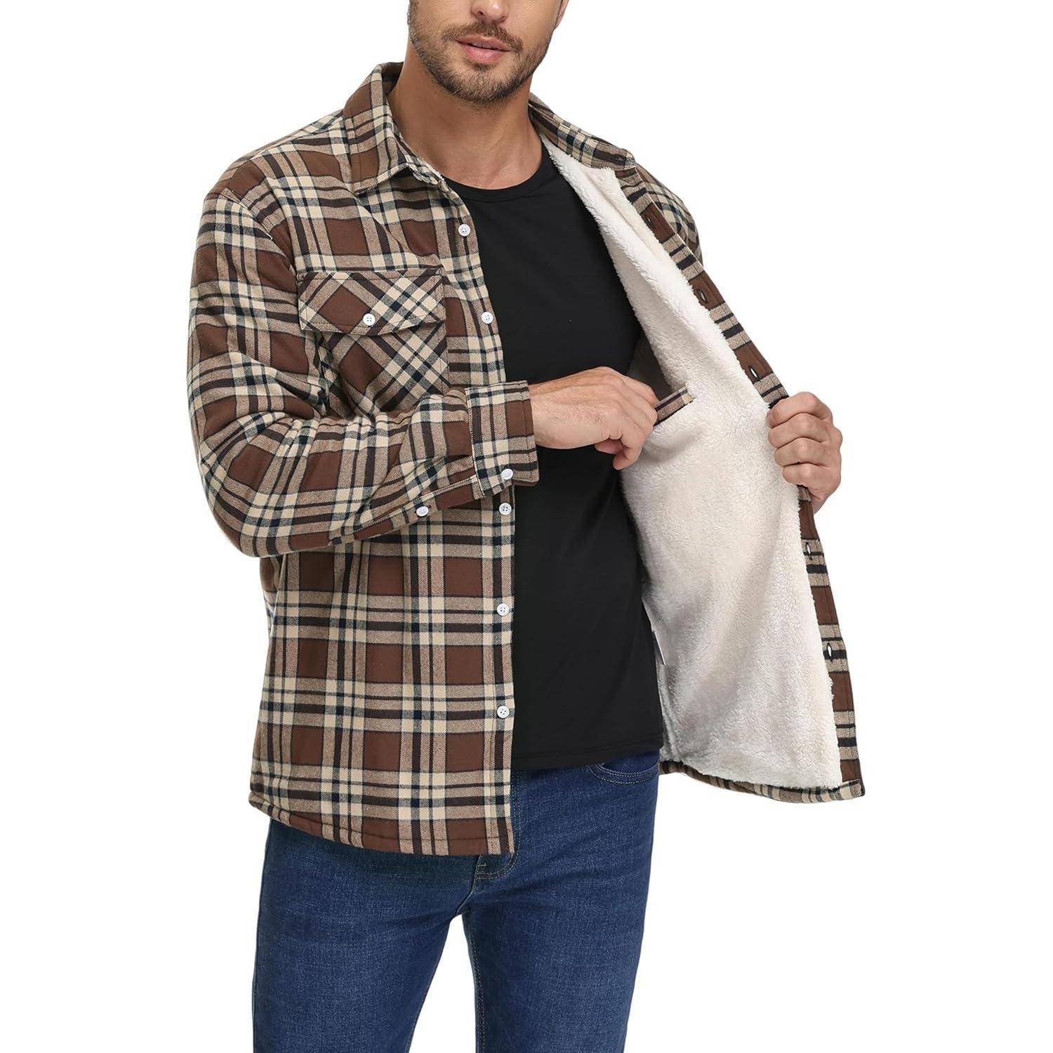 Eine Person trägt eine braune Karojacke über einem schwarzen Hemd, hält die Jacke offen, um das weiße Futter zu zeigen, kombiniert mit blauen Jeans.