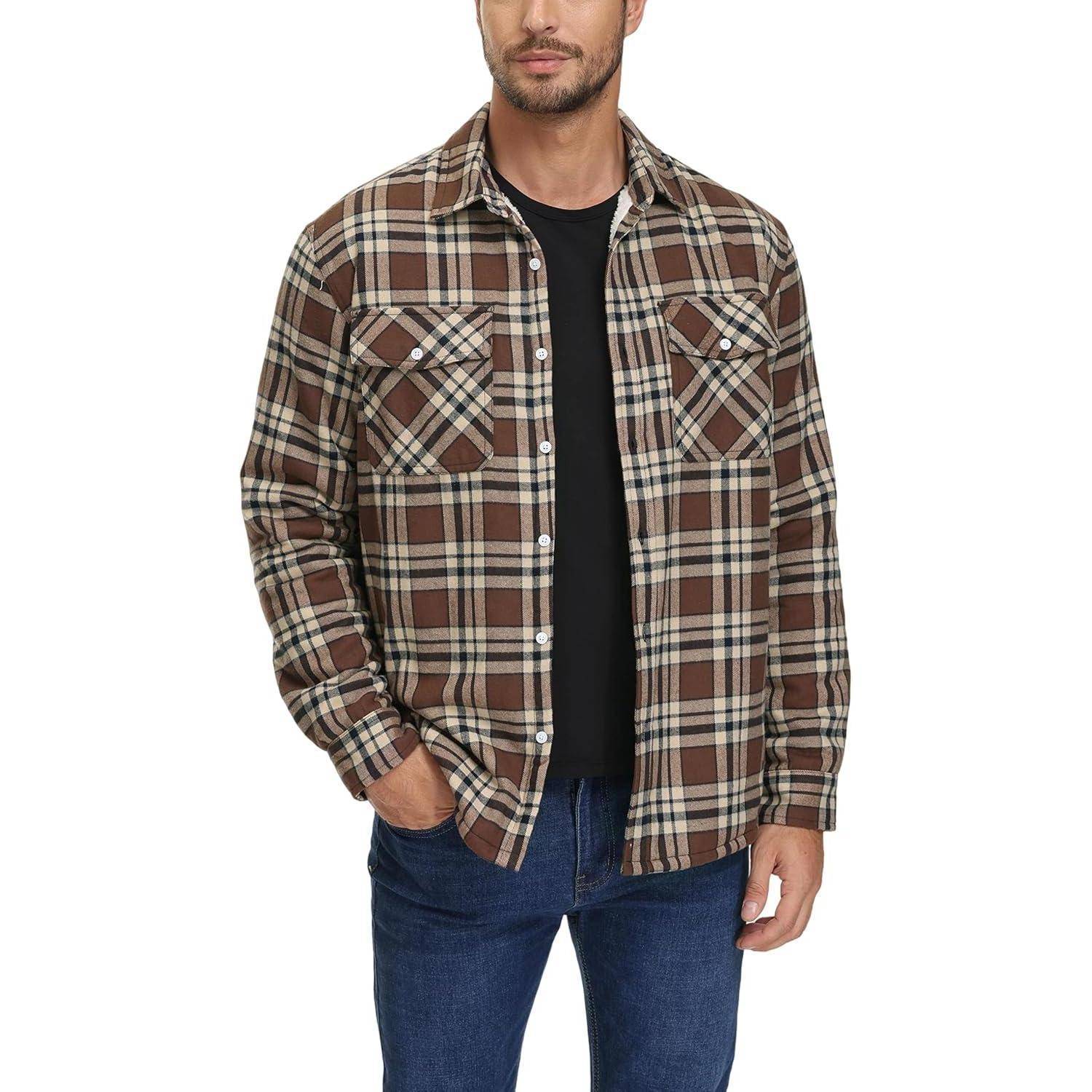 Eine Person trägt ein braunes Karohemd mit zwei Brusttaschen über einem schwarzen T-Shirt und blauen Jeans und steht vor einem weißen Hintergrund.