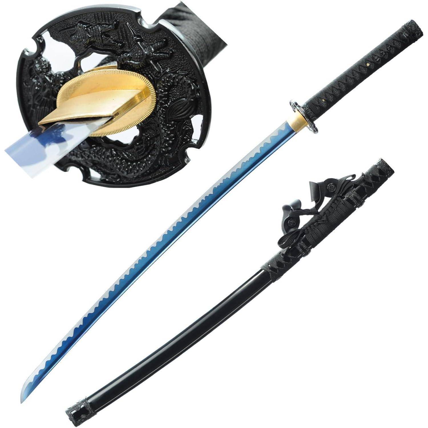 Ein traditionelles japanisches Katana mit schwarzem Griff und einer kunstvoll gestalteten Tsuba, präsentiert neben seiner schwarzen Scheide.