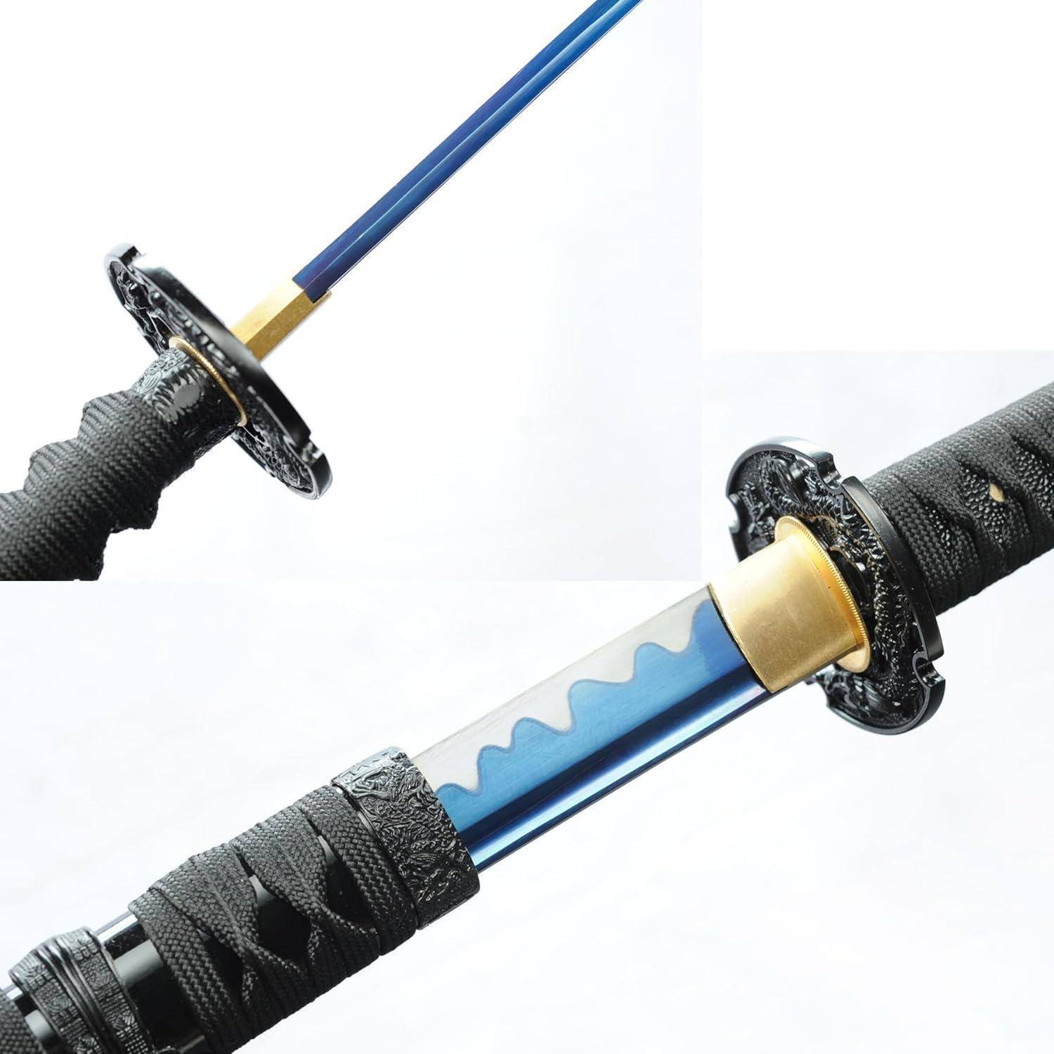 Ein Katana mit einer blauen Klinge wird gezeigt. Der Griff ist in Schwarz umwickelt und weist aufwendige Muster auf. Die Parierstange des Schwertes ist rund und verziert.