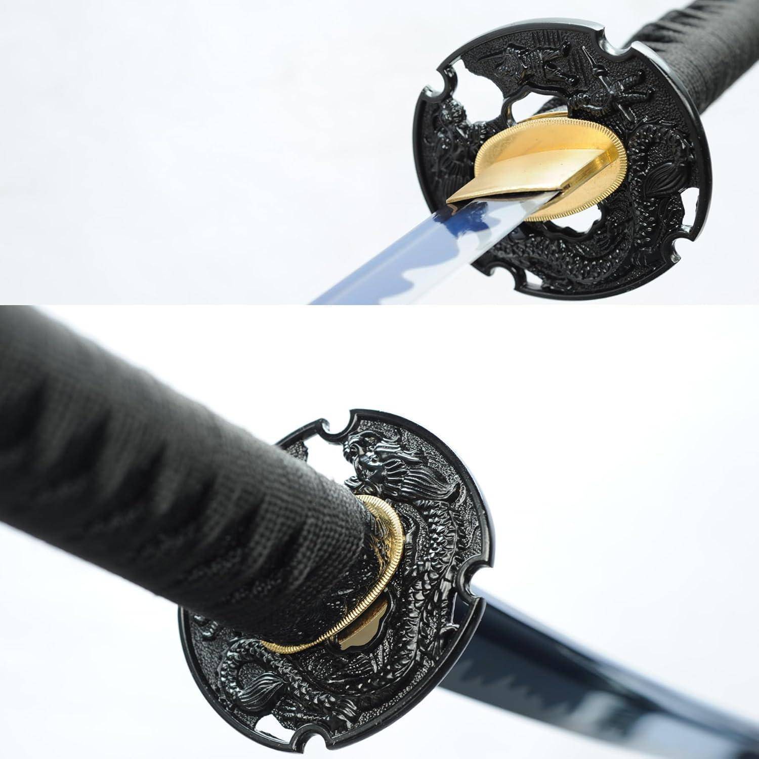 Eine Nahaufnahme eines traditionellen Schwertes mit einem detaillierten Drachendesign auf dem Handschutz und einer scharfen, glänzenden Klinge.