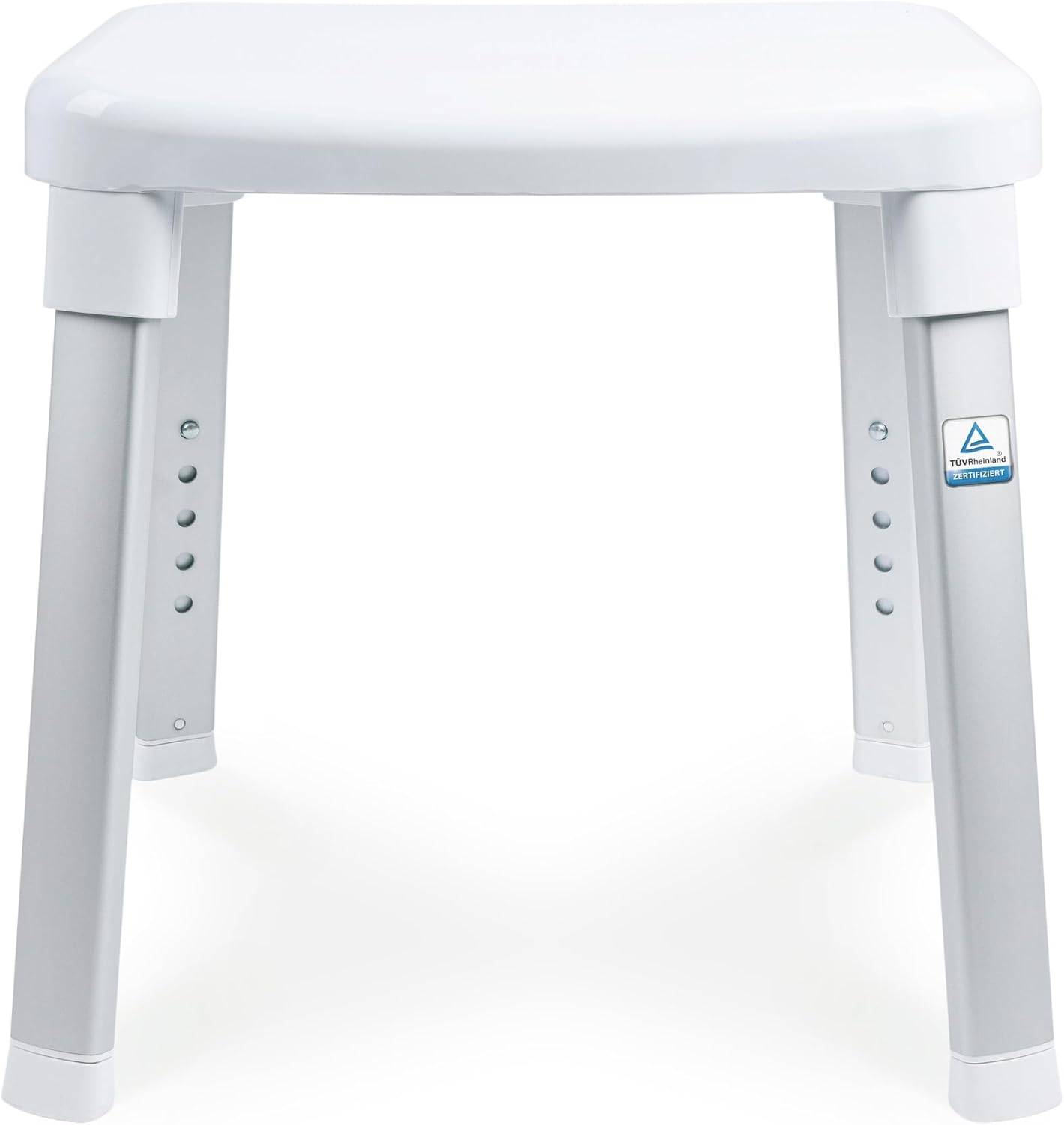 Ein weißer verstellbarer Stuhl mit zwei Höheneinstellungen an jedem Bein, entworfen für Stabilität und Unterstützung.