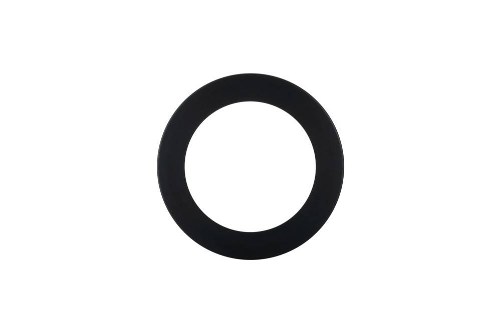 Ein schwarzer Ring mit kreisförmiger Form, vor einem einfachen weißen Hintergrund, symbolisiert Einfachheit oder Kontinuität.
