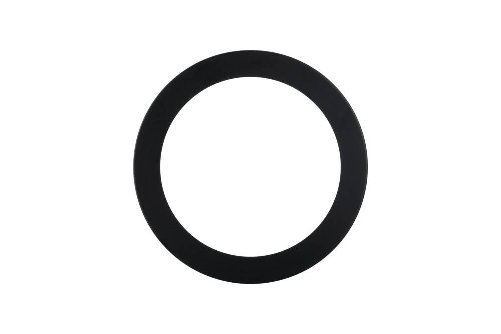 Ein schwarzer Ring mit einem dicken Band auf weißem Hintergrund.