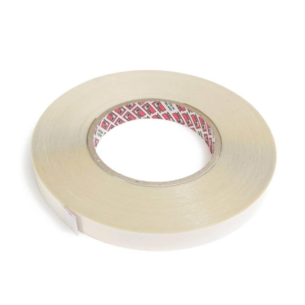 Eine Rolle transparentes Klebeband mit einem rot-weiß gemusterten inneren Kern, verwendet zum Versiegeln oder Befestigen von leichten Materialien.
