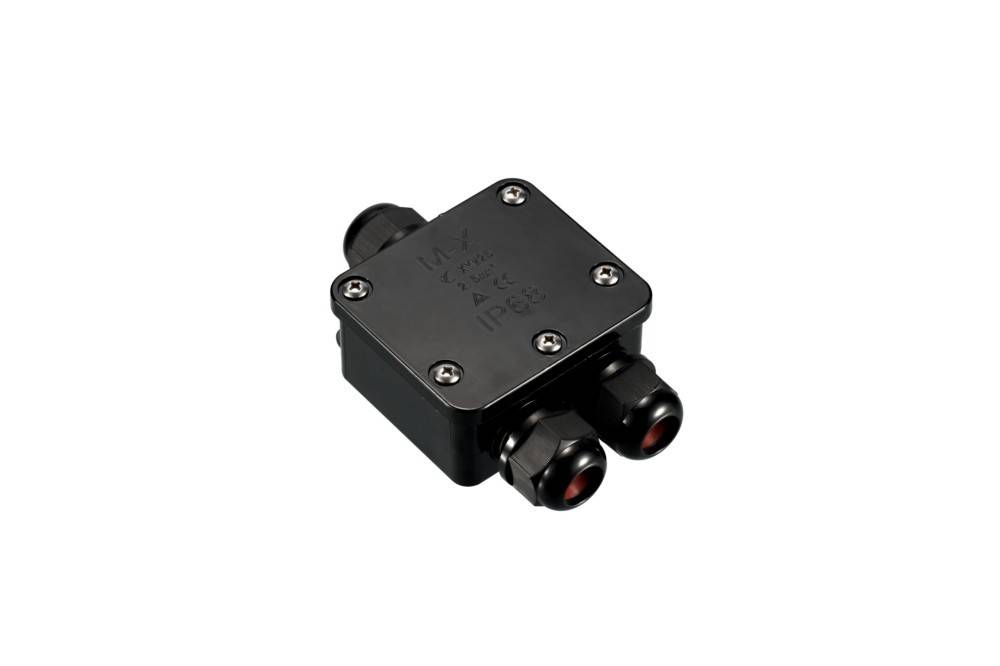 Eine schwarze elektrische Verteilerdose mit der Kennzeichnung 'IP68'. Enthält Anschlüsse für sichere, wetterfeste Kabelverbindungen, konzipiert für den Außenbereich.