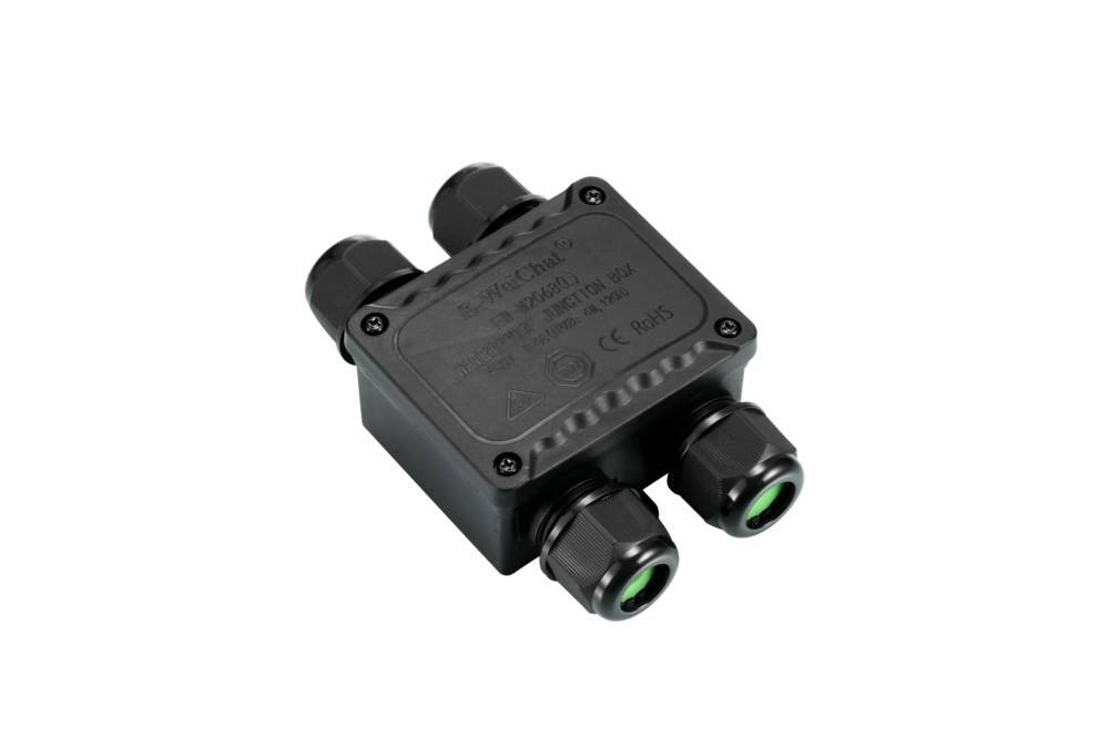 Eine schwarze elektrische Verteilerdose mit je zwei Kabeleinführungen auf jeder Seite, konzipiert für den Außen- oder Industriebereich, mit angezeigten Sicherheitszertifizierungen.
