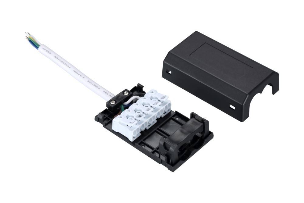 Offene schwarze elektrische Verteilerdose mit sichtbarer weißer Verdrahtung und Steckverbindern, Deckel daneben platziert.