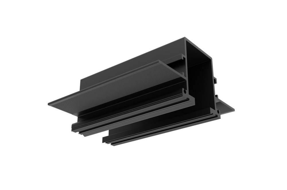 Ein schwarzes, rechteckiges Aluminiumprofil mit komplexem Querschnitt, das Nuten und Kanäle aufweist und typischerweise in der Konstruktion verwendet wird.