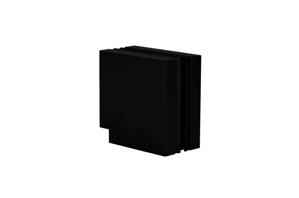 Eine schwarze, minimalistische, geometrische Skulptur mit sich schneidenden Ebenen, die eine kastenähnliche Form vor weißem Hintergrund bilden.