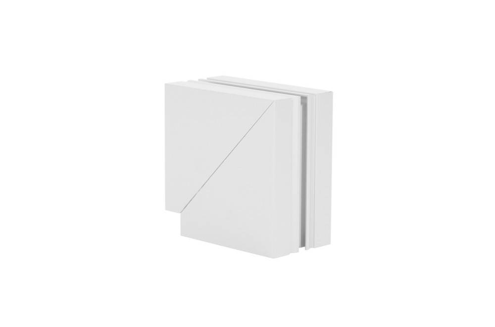 Ein minimalistisches, quadratisches weißes Wandelement mit einem diagonalen Linienmuster, das ein modernes, geometrisches Design zeigt.