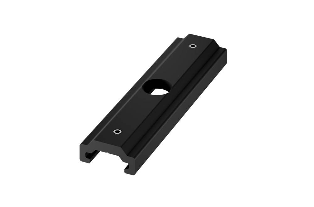 Eine schwarze, rechteckige Metallmontagebasis mit zwei Schraubenlöchern und einer zentralen kreisförmigen Öffnung, konzipiert zum Befestigen verschiedener Komponenten.