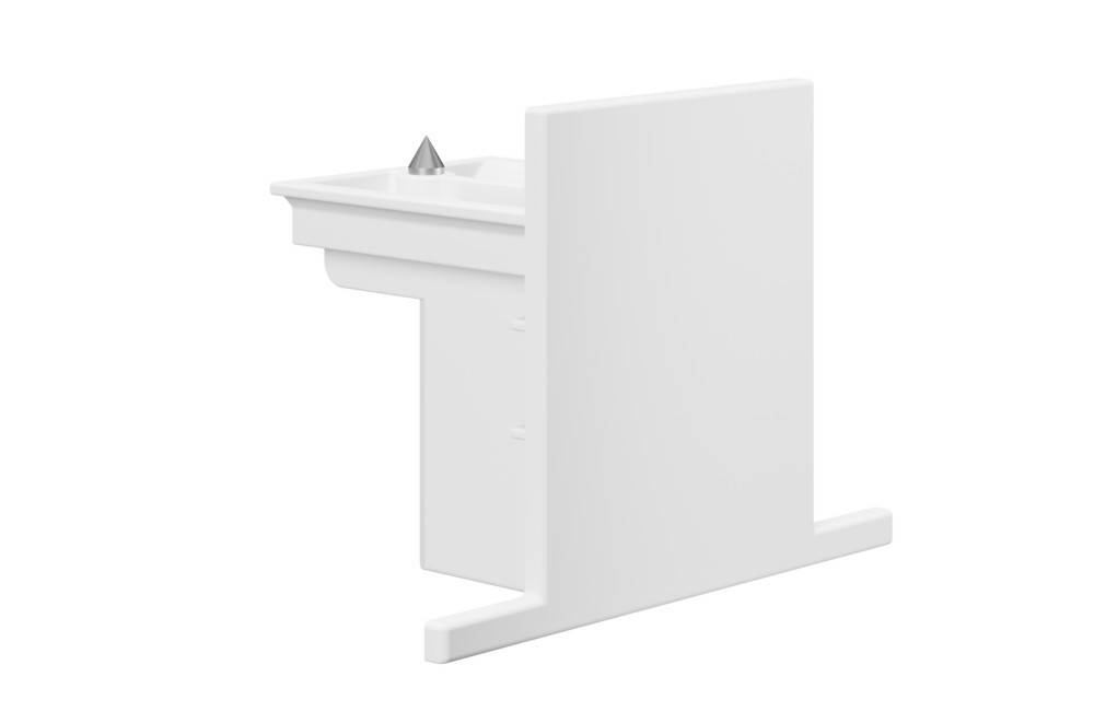 Ein weißer brunnenähnlicher Trinkwasserspender mit minimalistischem Design, das eine einzelne Wasserausgabe und ein Seitenpanel für Barrierefreiheit bietet.