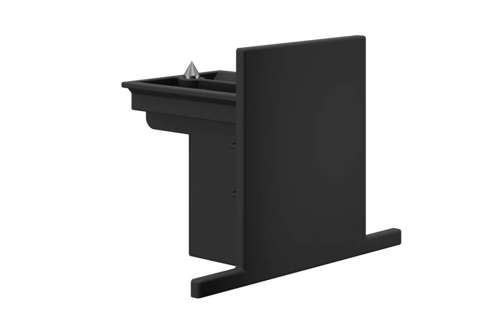 Eine schwarze Kunststoffkomponente mit quadratischer Basis und einer kleinen spitzen Spitze, die von der Mitte herausragt. Die Komponente hat eine vertikale flache Seite.