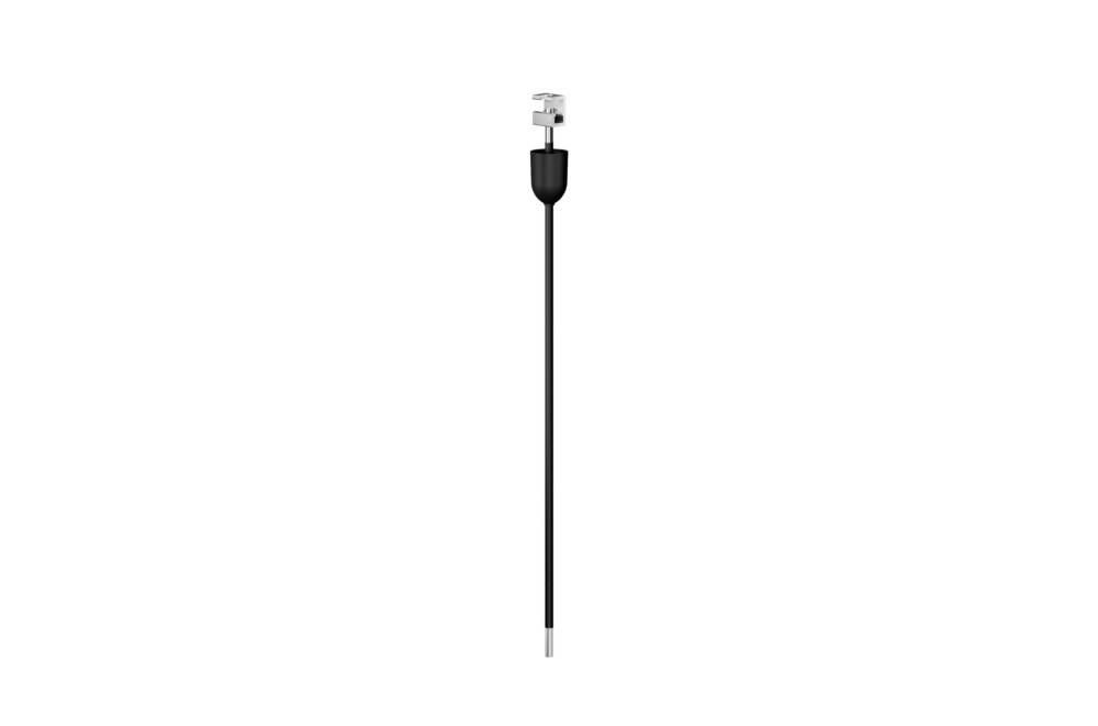Ein schwarzes Kabel mit einer Metallklammer an einem Ende, entwickelt für sichere Befestigung.
